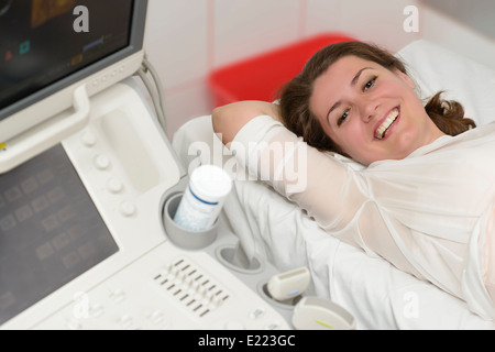 Giovane donna in ospedale in esame con la moderna tecnologia Foto Stock
