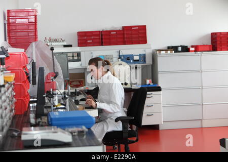 Tecnico di laboratorio in laboratorio Foto Stock