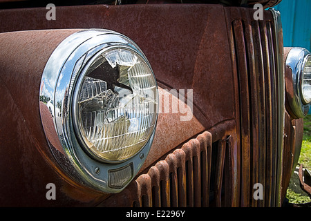 Faro anteriore rotto sul vecchio arrugginito Studebaker Foto Stock