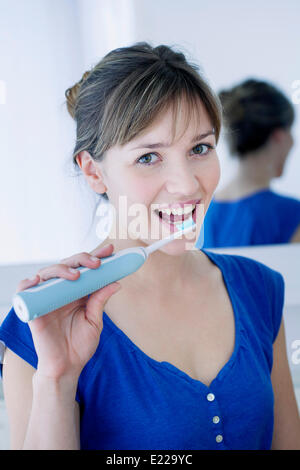 Igiene dentale, donna Foto Stock