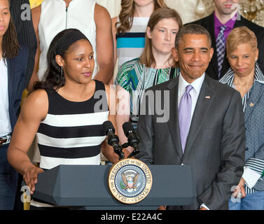 Minnesota Lynx avanti Maya Moore, sinistra, rende commento come presidente degli Stati Uniti Barack Obama accoglie favorevolmente la WNBA Champions alla Sala Est della Casa Bianca a Washington DC per onorare il team e la loro vittoria in WNBA Finals giovedì, 12 giugno 2014. Credito: Ron Sachs/Piscina via CNP Foto Stock