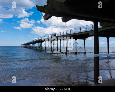 Per coloro che godono di inizio estate sole camminando sul Saltburn Pier Foto Stock