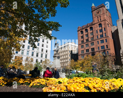 Place d'Armes nel centro della Vecchia Montreal Canada Square con il parco e il monumento di fronte alla basilica di Notre Dame Foto Stock