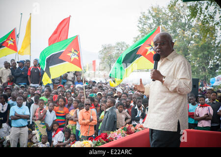 Tete, Mozambico. 12 Giugno, 2014. Presidente mozambicano Armando Guebuza (1R) parla ai residenti di Tete, Mozambico, Jun. 12, 2014. Presidenziali mozambicane, parlamentari ed elezioni provinciali si terrà il 15 ottobre, e Guebuza non servirà un altro termine. © Mauro Vombe/Xinhua/Alamy Live News Foto Stock