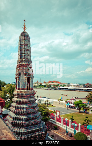 Il tempio dell'alba, Wat Arun, sul fiume Chao Phraya e drammatici sky a Bangkok, in Thailandia Foto Stock
