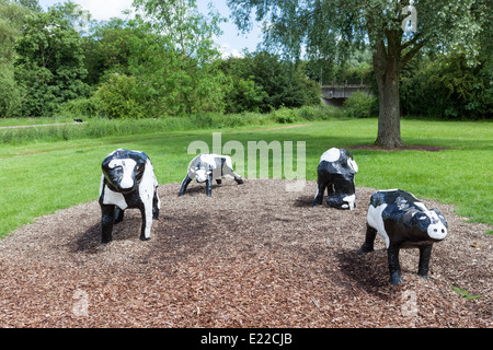 Milton Keynes' vacche di calcestruzzo sono diventati infamous essendo stato scolpito dal canadese-born artist Liz Leyh nel 1978. Foto Stock