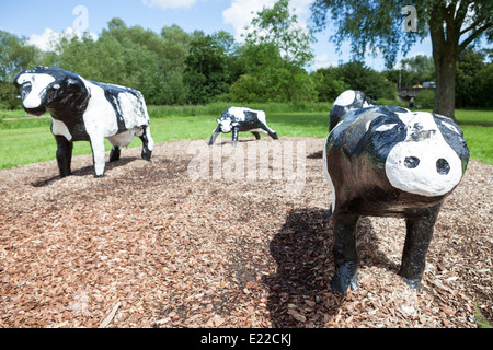 Milton Keynes' vacche di calcestruzzo sono diventati infamous essendo stato scolpito dal canadese-born artist Liz Leyh nel 1978. Foto Stock