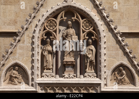 Figure scolpite sulla facciata della cattedrale di Zagabria in Croazia. Foto Stock