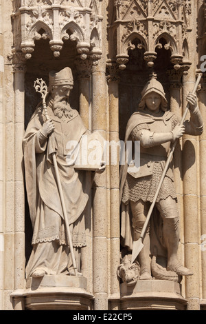 Figure scolpite di un sacerdote e di St George sulla facciata della cattedrale di Zagabria in Croazia. Foto Stock