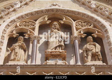 Figure scolpite sulla facciata della cattedrale di Zagabria in Croazia. Foto Stock