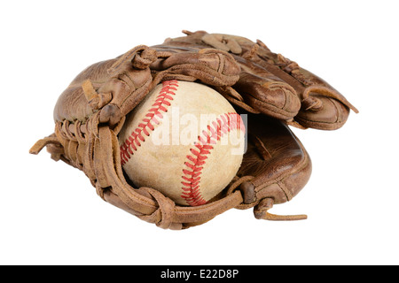 Primo piano di un guanto da baseball e la sfera isolata su bianco. Foto Stock