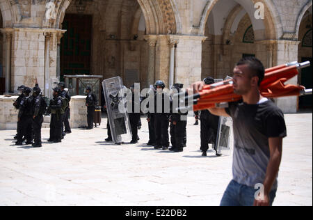 Gerusalemme, Gerusalemme, Territorio palestinese. Xiii Giugno, 2014. Israeliano la polizia antisommossa prendere posizione durante gli scontri con i giovani palestinesi dopo la preghiera del Venerdì Al Aqsa moschee a Gerusalemme la città vecchia a giugno 13, 2014 Credit: Saeed Qaq APA/images/ZUMAPRESS.com/Alamy Live News Foto Stock