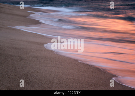 Onde oceaniche che riflette il tramonto. Punta Mita, Messico Foto Stock