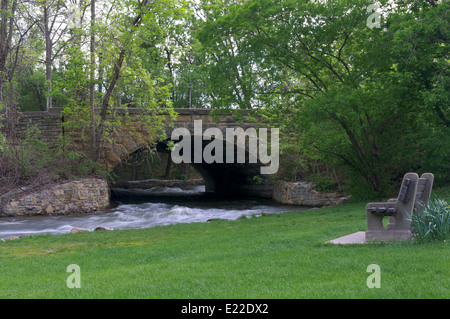 Minnehaha park lungo le rive del torrente minnehaha e ponte in Minneapolis Minnesota Foto Stock