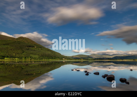 Bella serata di riflessione a specchio sul lago di Bassenthwaite e Skiddaw Foto Stock