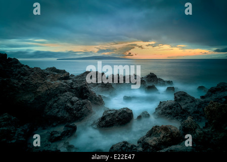 Il tramonto e la costa rocciosa. Maui, Hawaii Foto Stock