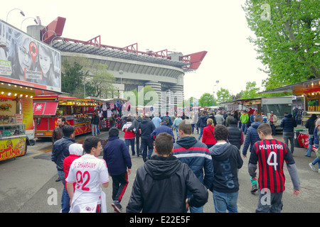 Al di fuori di San Siro prima di un AC Milan gioco in Milano, Italia Foto Stock