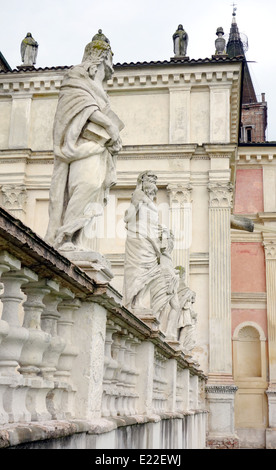 Vecchio religioso le statue di San Benedetto Po, Italia Foto Stock