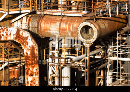 Rusty tubazioni sulla fabbrica industriale Foto Stock