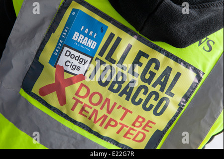 Fake Brand, Dodgy Cigs, il tabacco di contrabbando hi-vis shirt, non essere tentati, giacca indossata in Manchester, Regno Unito Foto Stock