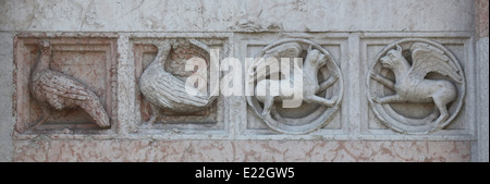 Dettaglio delle sculture di marmo sul battistero, Parma, emilia romagna, Italia Foto Stock