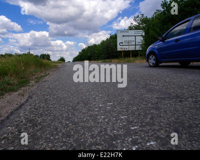 Luhansk, Ucraina. 13 giugno 2014. Tracce di veicoli blindati in autostrada a dieci chilometri a est di Lugansk. Negli ultimi giorni le truppe ucraino ucciso 150 militanti. I più gravi attentati che hanno avuto luogo nella regione di Donetsk. La Guardia nazionale di Ucraina continua a comprimere l'anello intorno Luhansk. Credito: Igor Golovnov/Alamy Live News Foto Stock