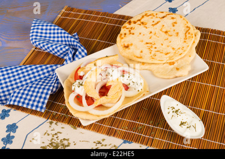 Appena fatti i giroscopi di pollo con pane pita Foto Stock