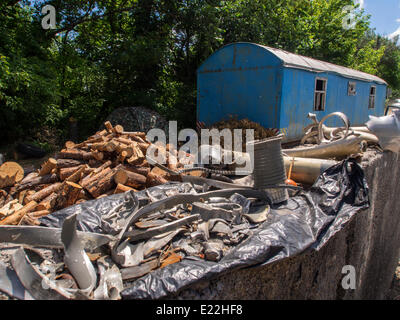 Luhansk, Ucraina. 13 giugno 2014. Gli insorti Pro-Russian checkpoint sul vecchio ponte stradale sul fiume Seversky donec all'ingresso del Stanitsa Luhanskaya. Resti di razzi che sono stati licenziati checkpoint. Negli ultimi giorni le truppe ucraino ucciso 150 militanti. I più gravi attentati che hanno avuto luogo nella regione di Donetsk. La Guardia nazionale di Ucraina continua a comprimere l'anello intorno Luhansk. Credito: Igor Golovnov/Alamy Live News Foto Stock