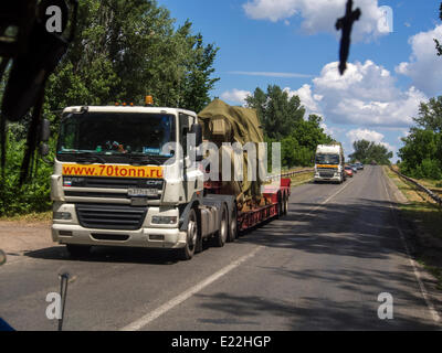 Luhansk, Ucraina. 13 giugno 2014. I carrelli trasportare dalla Russia motori per treni, fabbricati in Lugansk. Negli ultimi giorni le truppe ucraino ucciso 150 militanti. I più gravi attentati che hanno avuto luogo nella regione di Donetsk. La Guardia nazionale di Ucraina continua a comprimere l'anello intorno Luhansk. Credito: Igor Golovnov/Alamy Live News Foto Stock