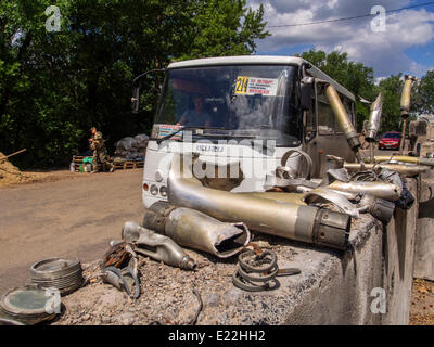 Luhansk, Ucraina. 13 giugno 2014. Gli insorti Pro-Russian checkpoint sul vecchio ponte stradale sul fiume Seversky donec all'ingresso del Stanitsa Luhanskaya. Resti di razzi che sono stati licenziati checkpoint. Negli ultimi giorni le truppe ucraino ucciso 150 militanti. I più gravi attentati che hanno avuto luogo nella regione di Donetsk. La Guardia nazionale di Ucraina continua a comprimere l'anello intorno Luhansk. Credito: Igor Golovnov/Alamy Live News Foto Stock