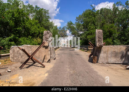 Luhansk, Ucraina. 13 giugno 2014. Gli insorti Pro-Russian checkpoint sul vecchio ponte stradale sul fiume Seversky donec all'ingresso del Stanitsa Luhanskaya negli ultimi giorni truppe ucraino ucciso 150 militanti. I più gravi attentati che hanno avuto luogo nella regione di Donetsk. La Guardia nazionale di Ucraina continua a comprimere l'anello intorno Luhansk. Credito: Igor Golovnov/Alamy Live News Foto Stock