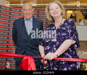 Londra, Regno Unito. 13 giugno 2014 Hilary Mantel, double Man Booker Prize Winner, Grand Opening Foyles Bookshop London UK Credit: Prixpics/Alamy Live News Foto Stock