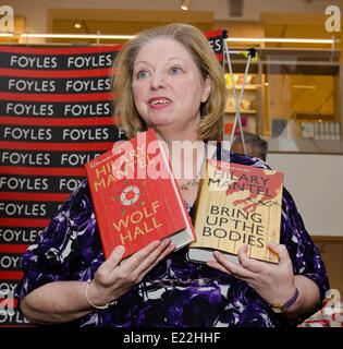 Londra, Regno Unito. 13 giugno 2014 Hilary Mantel, double Man Booker Prize Winner, Grand Opening Foyles Bookshop London UK Credit: Prixpics/Alamy Live News Foto Stock