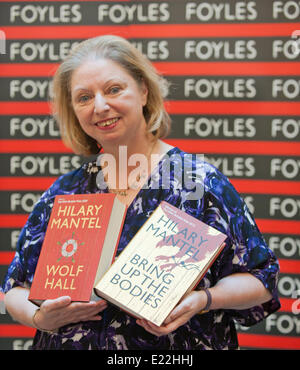 Londra, Regno Unito. 13 giugno 2014 Hilary Mantel, double Man Booker Prize Winner, Grand Opening Foyles Bookshop London UK Credit: Prixpics/Alamy Live News Foto Stock