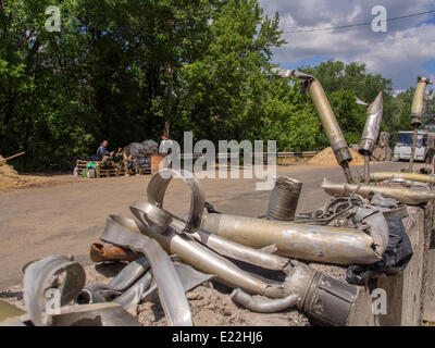 Luhansk, Ucraina. 13 giugno 2014. Gli insorti Pro-Russian checkpoint sul vecchio ponte stradale sul fiume Seversky donec all'ingresso del Stanitsa Luhanskaya. Resti di razzi che sono stati licenziati checkpoint. Negli ultimi giorni le truppe ucraino ucciso 150 militanti. I più gravi attentati che hanno avuto luogo nella regione di Donetsk. La Guardia nazionale di Ucraina continua a comprimere l'anello intorno Luhansk. Credito: Igor Golovnov/Alamy Live News Foto Stock