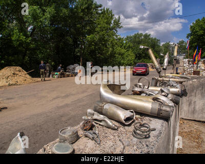 Luhansk, Ucraina. 13 giugno 2014. Gli insorti Pro-Russian checkpoint sul vecchio ponte stradale sul fiume Seversky donec all'ingresso del Stanitsa Luhanskaya. Resti di razzi che sono stati licenziati checkpoint. Negli ultimi giorni le truppe ucraino ucciso 150 militanti. I più gravi attentati che hanno avuto luogo nella regione di Donetsk. La Guardia nazionale di Ucraina continua a comprimere l'anello intorno Luhansk. Credito: Igor Golovnov/Alamy Live News Foto Stock