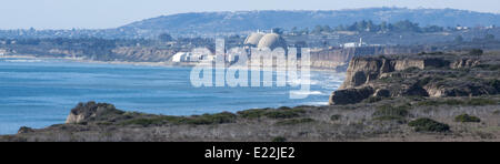 9 marzo 2014 - San Onofre, California, Stati Uniti d'America - La vista guardando a nord dal San Clemente punto di vista lungo il San Diego Freeway, del San Onofre Centrale Nucleare. Il parzializzato San Onofre Nuclear stazione di generazione ha iniziato il processo di smantellamento degli impianti con un impegno nella comunità panel composto da residenti locali nonché i sindaci, città dei membri del consiglio regionale e i funzionari eletti. (Credito Immagine: © David Bro/ZUMAPRESS.com) Foto Stock