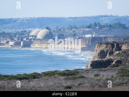 9 marzo 2014 - San Onofre, California, Stati Uniti d'America - La vista guardando a nord dal San Clemente punto di vista lungo il San Diego Freeway, del San Onofre Centrale Nucleare. Il parzializzato San Onofre Nuclear stazione di generazione ha iniziato il processo di smantellamento degli impianti con un impegno nella comunità panel composto da residenti locali nonché i sindaci, città dei membri del consiglio regionale e i funzionari eletti. (Credito Immagine: © David Bro/ZUMAPRESS.com) Foto Stock