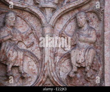 Dettaglio delle sculture di marmo sul battistero, Parma, emilia romagna, Italia Foto Stock