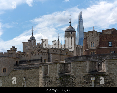 Il London Shard visto dietro la Torre di Londra Foto Stock