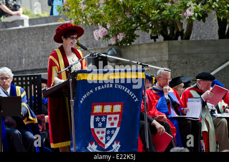 BURNABY, BC, Canada. Giugno 12, 2014: Simon Fraser University il Cancelliere Dott.ssa Carole Taylor parla di lavoro Laureandi in corrispondenza della molla 2014 Convocazione cerimonia per la Facoltà di Arti e Scienze Sociali. Foto Stock