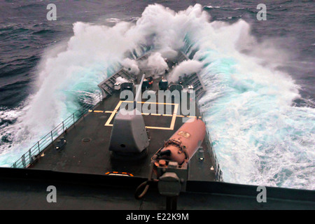 Onde infrangersi sulla prua del Navy US Ticonderoga-class guidato-missili cruiser USS Antietam come si cuoce a vapore attraverso il mare agitato mentre di pattuglia Giugno 12, 2014 nel Mare delle Filippine. Foto Stock