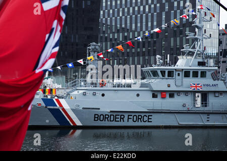 Nave Border Force a Liverpool, Merseyside, Regno Unito 13 giugno 2014. HMC vigilante un tagliatore dell'agenzia di frontiera (doganale) o forza di frontiera nel giorno 1 del Festival di Riverside. A Liverpool per il fine settimana dal 13 al 15 giugno 2014, una serie di grandi navi marittime e navi in visita tra cui navi alte, navi della Royal e della Merchant Navy, barche strette e chiatte. Foto Stock