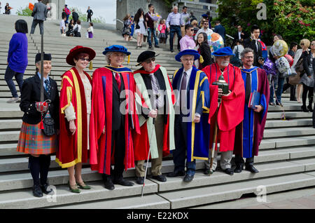 BURNABY, BC, Canada. Giugno 12, 2014: dignitari in Simon Fraser University Primavera 2014 Convocazione per la Facoltà delle Arti e delle scienze sociali di stare in piedi insieme dopo la cerimonia. Da sinistra a destra: la Claymore portatore; il cancelliere Dott.ssa Carole Taylor; destinatario della Laurea Honoris Causa della scienza Il dottor Steven Pinker; Professore Emerito il dott. Charles Crawford; Università Presidente Andrew Petter, macis portatore il dottor Robert Gordon e Chief Marshall il dottor Neil Watson. Ben noto psicologo Dr Steven Pinker aveva dato la convocazione indirizzo. Credito: Maria Janicki/Alamy. Foto Stock