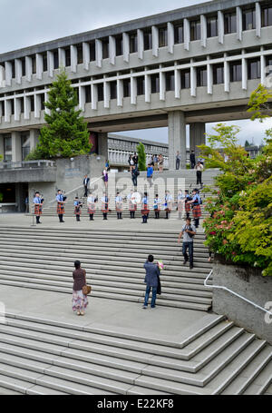 BURNABY, British Columbia, Canada. Giugno 12, 2014: Simon Fraser University Pipe Band suona per il pubblico prima della primavera 2014 Convocazione cerimonia per la Facoltà di Arti e Scienze Sociali. Foto Stock