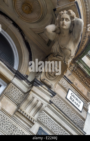 Costruzione di dettaglio che circonda una finestra sulla parte esterna del Merchant House edifici, George Square, Glasgow, Scotland, Regno Unito Foto Stock