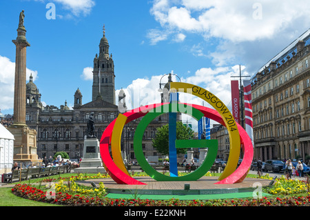 Enorme copia del logo per il 2014 Giochi del Commonwealth eretto a George Square, Glasgow, Scotland, Regno Unito Foto Stock