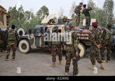 L Esercito nazionale afgano forze speciali soldato con la terza le Operazioni Speciali Kandak preparare Humvees per un'operazione di compensazione 2 Giugno 2014nel villaggio Karezak, Maiwand distretto, provincia di Kandahar, Afghanistan Foto Stock