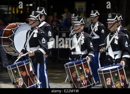 New York, 13 giugno. 14 Giugno, 1775. Drum Corps i parlamentari partecipano esercito degli Stati Uniti 239th celebrazione di compleanno in New York, Stati Uniti, il 13 giugno 2014. L'esercito degli Stati Uniti è stato fondato il 14 giugno 1775. Credito: Wang Lei/Xinhua/Alamy Live News Foto Stock