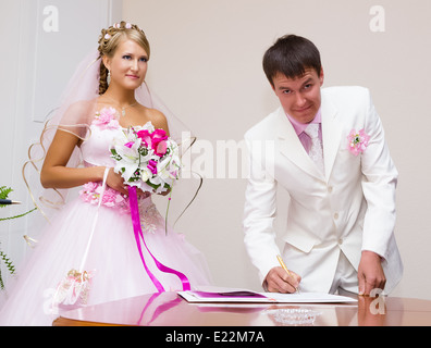 Foto di matrimonio. Il govern segni i documenti di registrazione Foto Stock